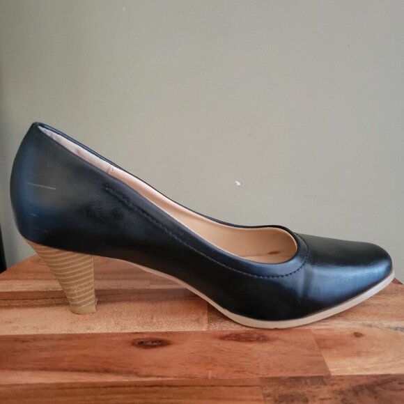 Journee Collection Women's 'Lucy' Classic Stacked Heel Pumps - 8.5 - Picture 5 of 8